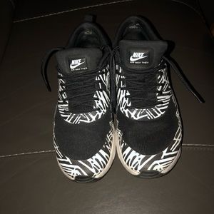 Black and White Nike’s women’s size 8